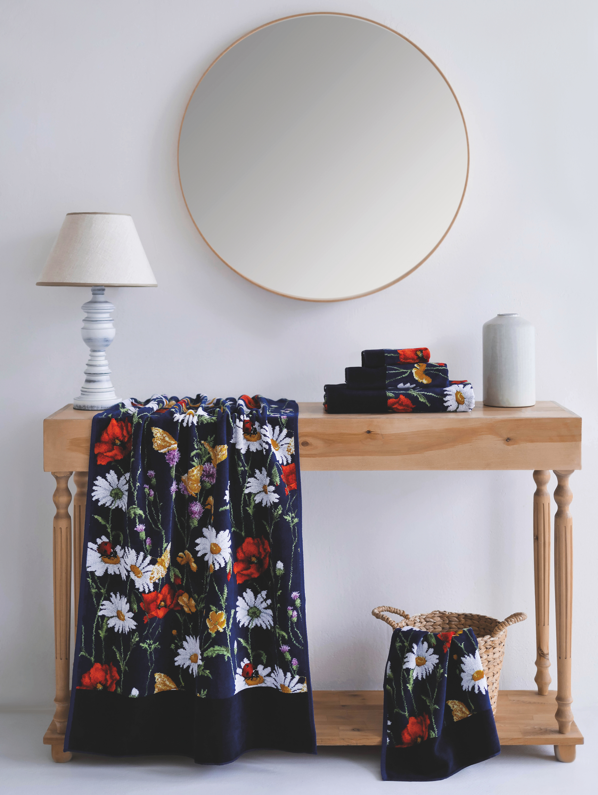 Florales Handtuch-Set mit Spiegel – Luxuriöses FEILER Handtuch der Kollektion DAISY FIELD BLUE als Lifestyleaufnahme aus Original FEILER-Chenille, Made in Germany.