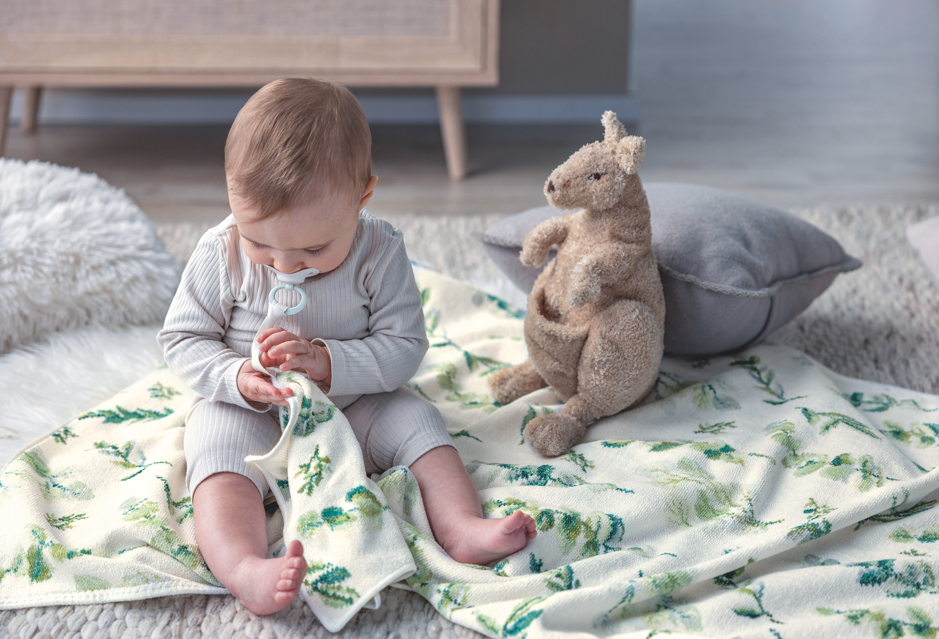 Premium FEILER hand towel in a lifestyle setting, made from Original FEILER chenille, crafted in Germany.