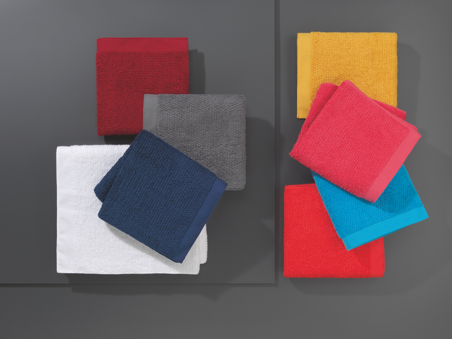 Bunte Handtücher aus Frottier – Luxuriöses FEILER Handtuch der Kollektion IBIZA als Lifestyleaufnahme aus Frottier mit Original FEILER-Chenille-Bordüre, Made in Germany.