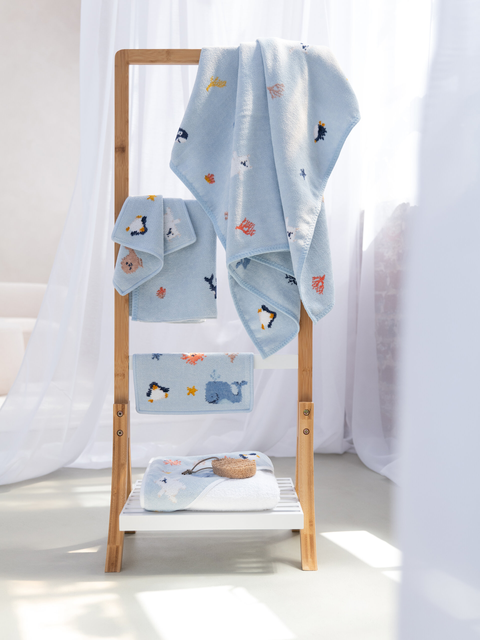 Lifestyle view featuring the FEILER Children’s Hand Towel from the POLAR FRIENDS collection, made from Original FEILER chenille in Germany.