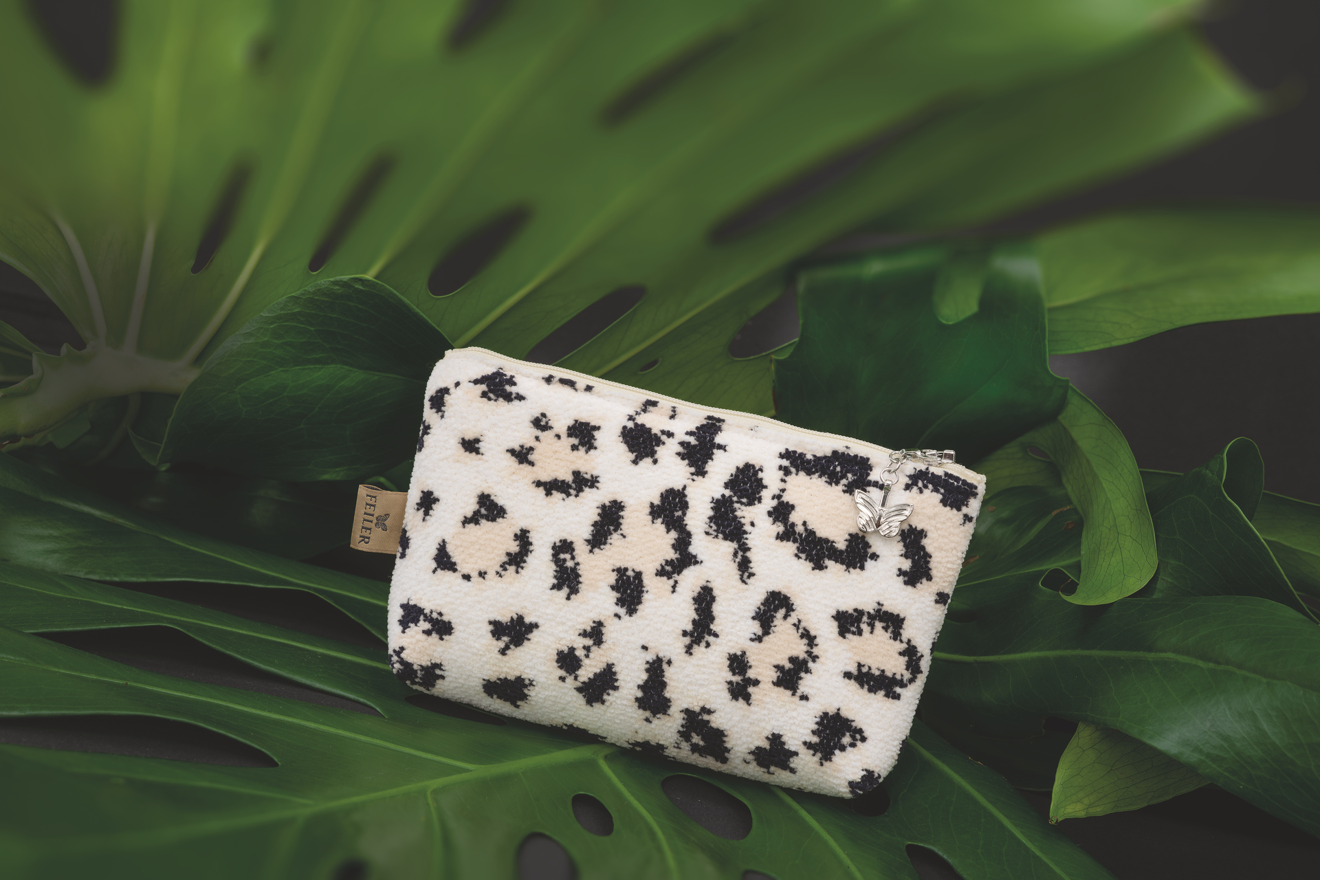 Premium Chenille-Tuch mit Leomuster – Luxuriöses FEILER Handtuch der Kollektion PANTHERA als Lifestyleaufnahme aus Original FEILER-Chenille, Made in Germany.