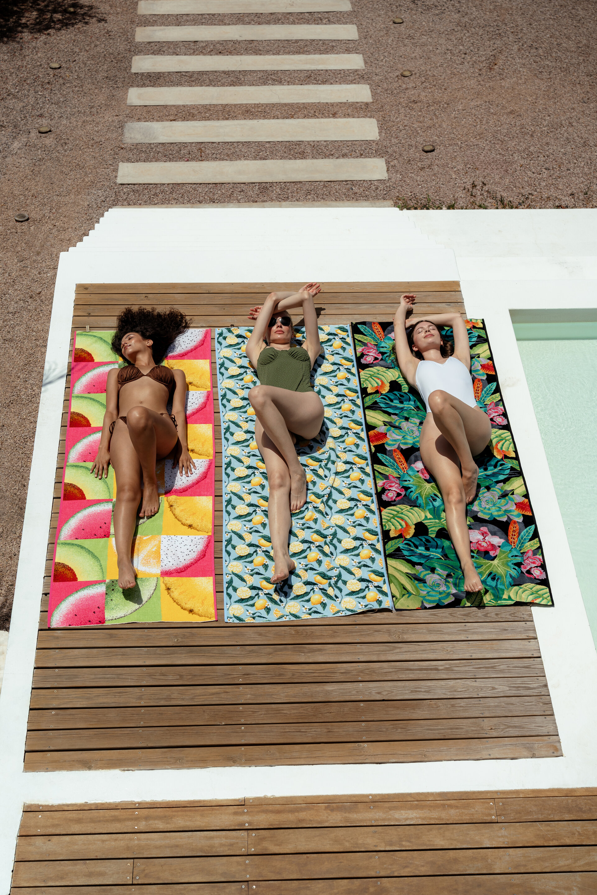 Entspannung am Pool auf stilvollen Handtüchern – Luxuriöses FEILER Handtuch als Lifestyleaufnahme aus Original FEILER-Chenille, Made in Germany.