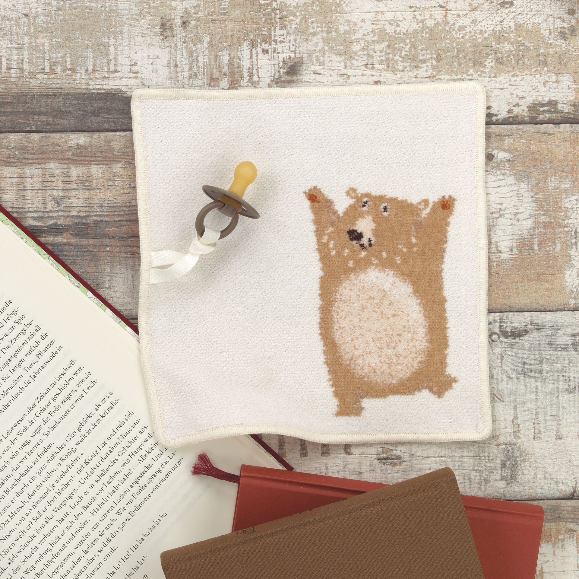 Chenille-Tuch mit Bärenmotiv – Luxuriöses FEILER Handtuch der Kollektion BEN BAER als Lifestyleaufnahme aus Original FEILER-Chenille, Made in Germany.