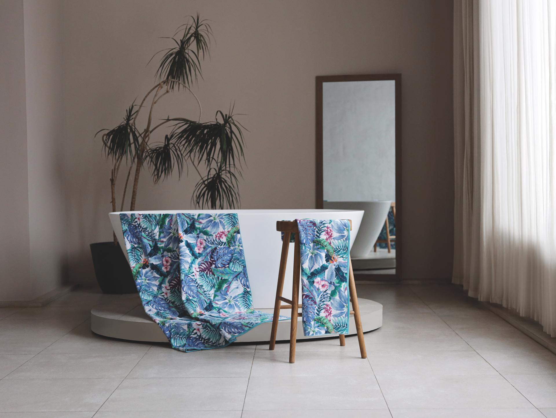 Handtuch-Set mit tropischem Muster – Luxuriöses FEILER Handtuch der Kollektion TROPICAL BIRD als Lifestyleaufnahme aus Original FEILER-Chenille, Made in Germany.