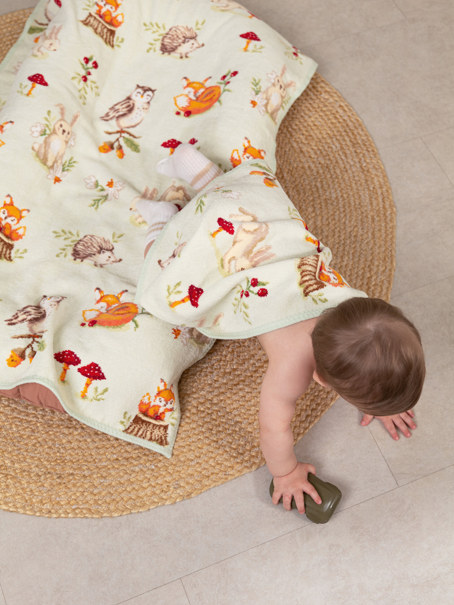 Kinderdecke mit Waldtieren-Muster – Luxuriöses FEILER Handtuch der Kollektion FOREST TALES als Lifestyleaufnahme aus Original FEILER-Chenille, Made in Germany.