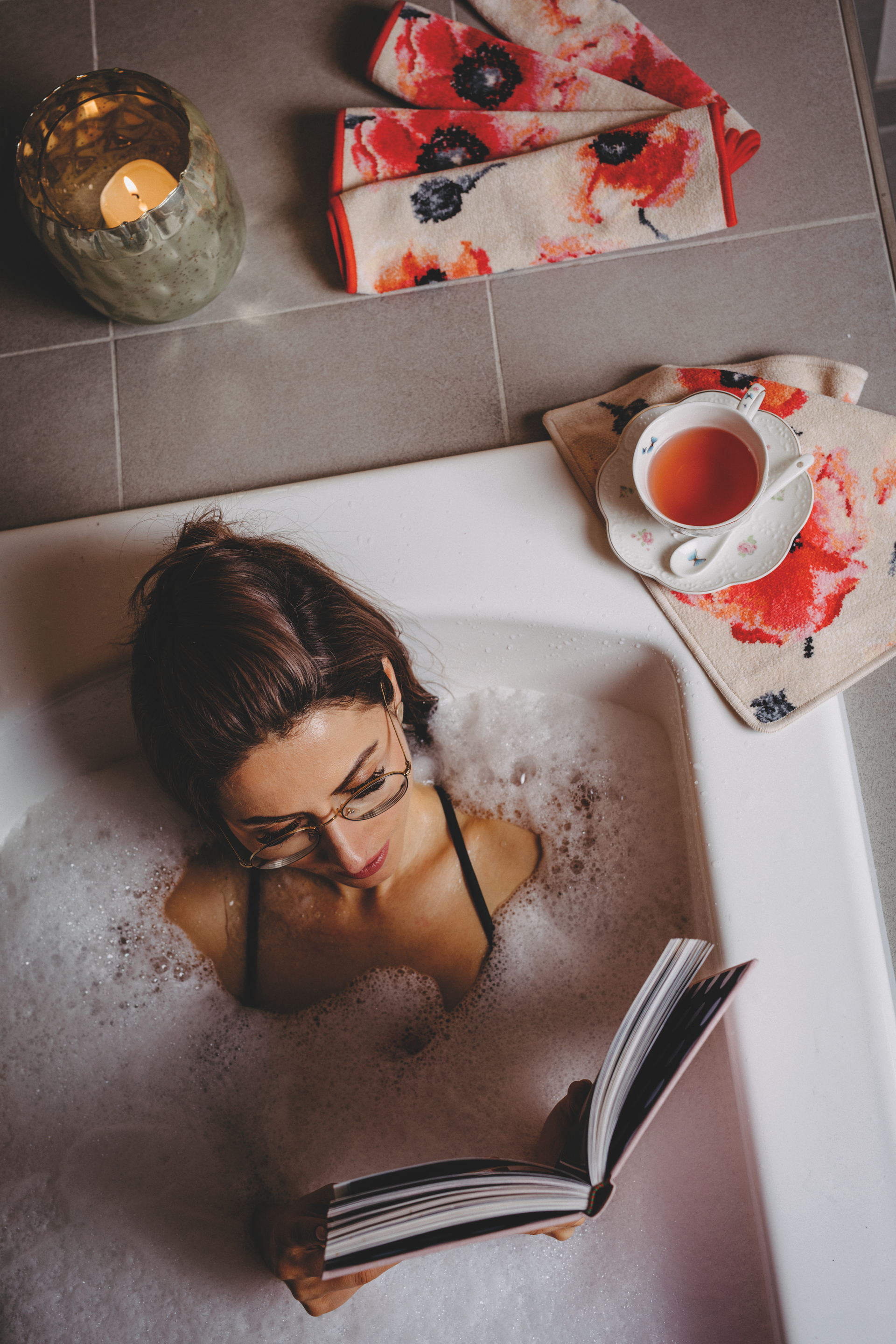 Entspannung in der Wanne mit stilvollem Design – Luxuriöses FEILER Handtuch der Kollektion KLATSCHMOHN als Lifestyleaufnahme aus Original FEILER-Chenille, Made in Germany.