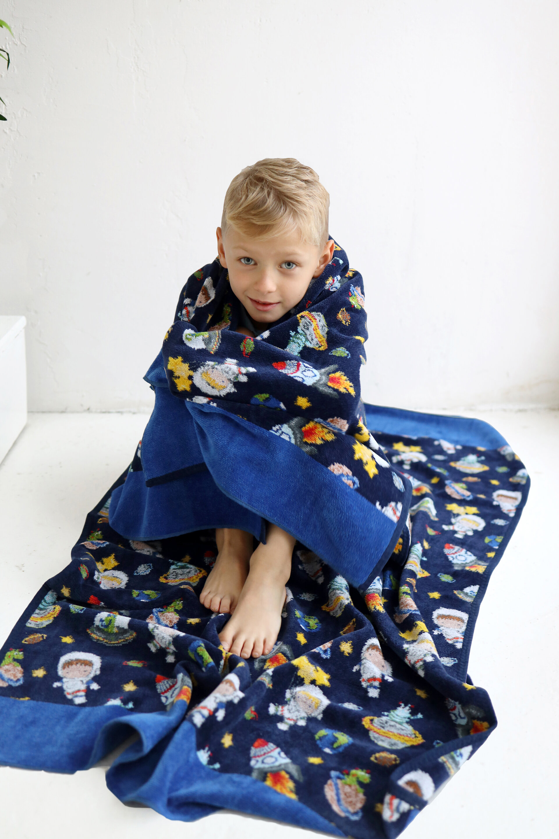 Buntes Handtuch mit kindgerechtem Design – Luxuriöses FEILER Handtuch der Kollektion GALAXY STAR als Lifestyleaufnahme aus Original FEILER-Chenille, Made in Germany.
