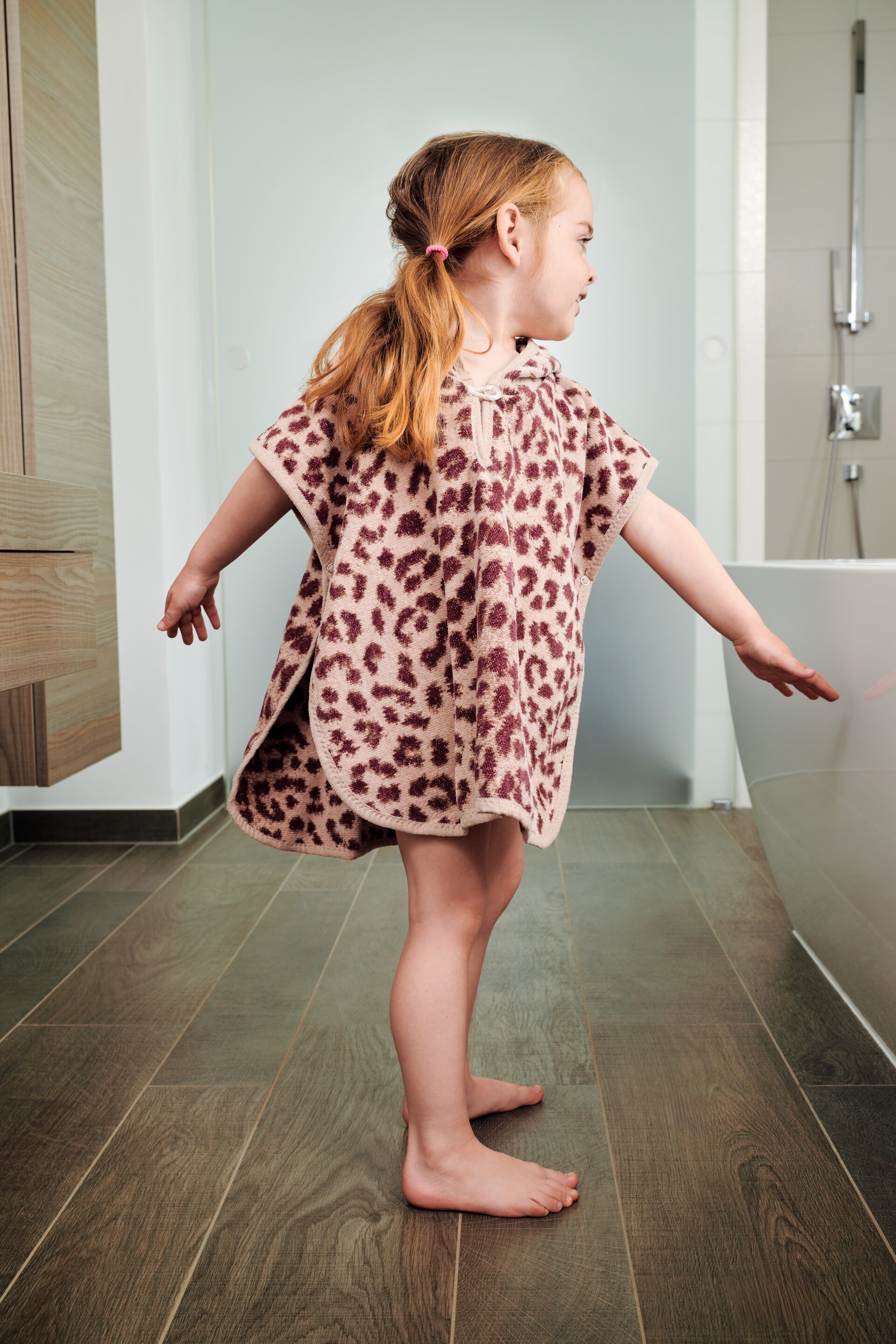 Weicher Leo Print Chenille Baby Poncho – Luxuriöses FEILER Kinder Handtuch der Kollektion WILD LEO als Lifestyleaufnahme aus Original FEILER-Chenille, Made in Germany.