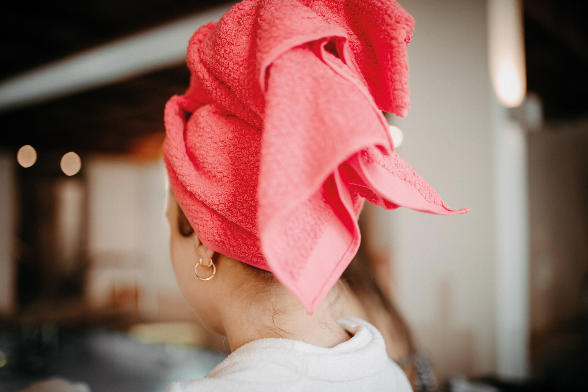 Hochwertiges Badetuch in kräftigem Pink – Luxuriöses FEILER Badetuch der Kollektion IBIZA als Lifestyleaufnahme aus Original FEILER-Chenille, Made in Germany.