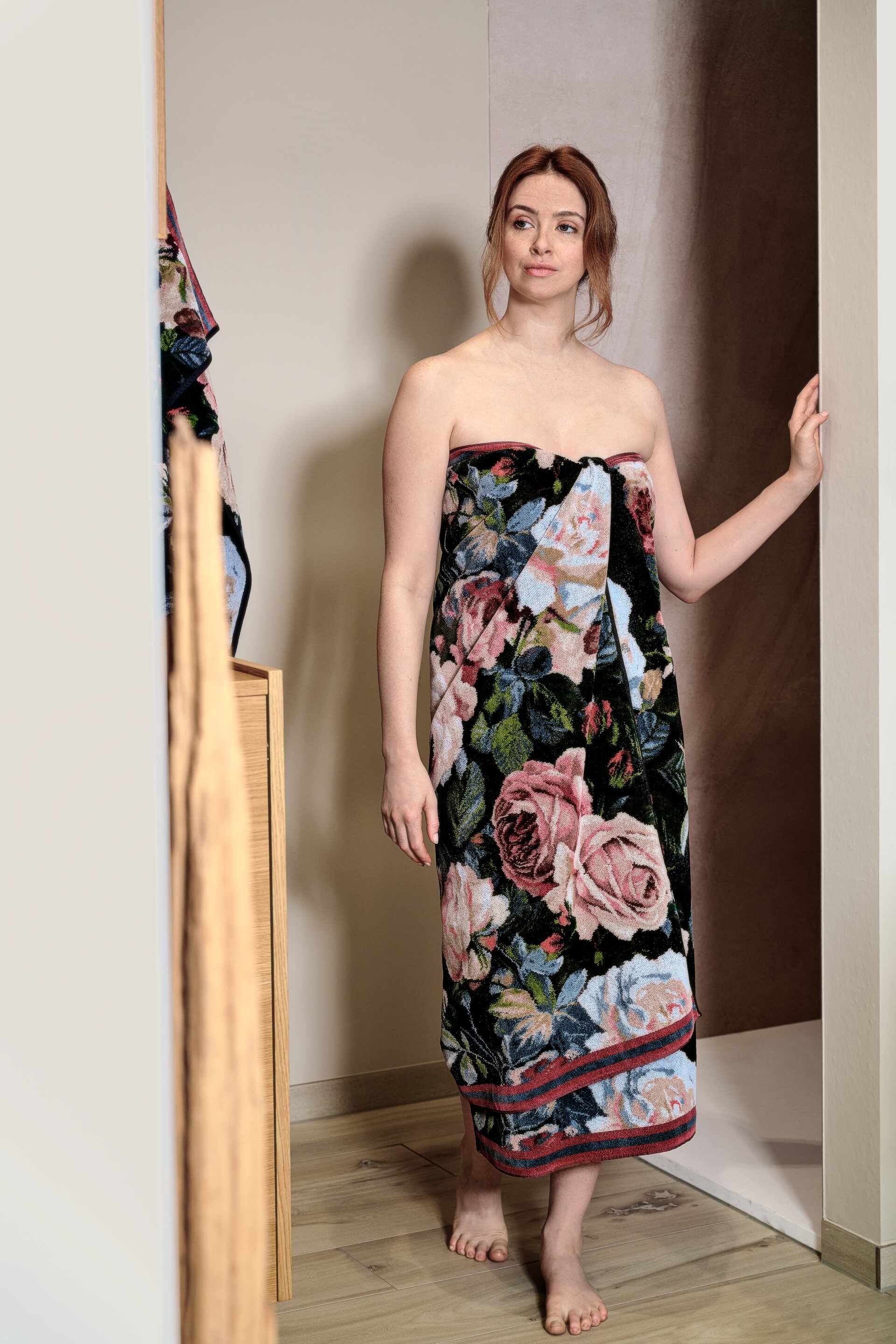 Rosenmuster Chenille-Badetuch elegant – Luxuriöses FEILER Badetuch der Kollektion ROSALIE als Lifestyleaufnahme aus Original FEILER-Chenille, Made in Germany.