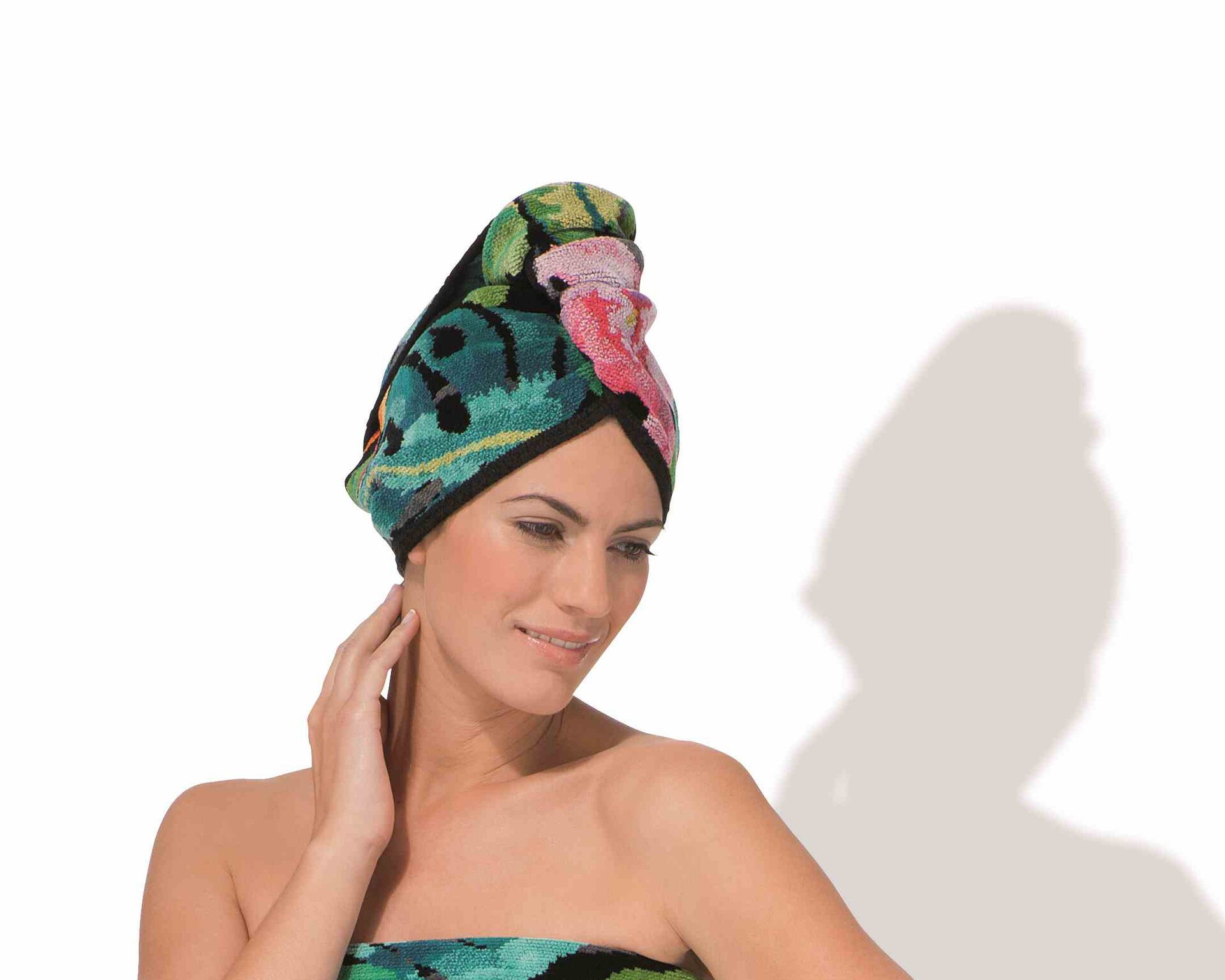 RAINFOREST Chenille Handtuch-Turban one size – Luxuriöser FEILER Handtuch-Turban als Lifestyleaufnahme aus Original FEILER-Chenille, Made in Germany.