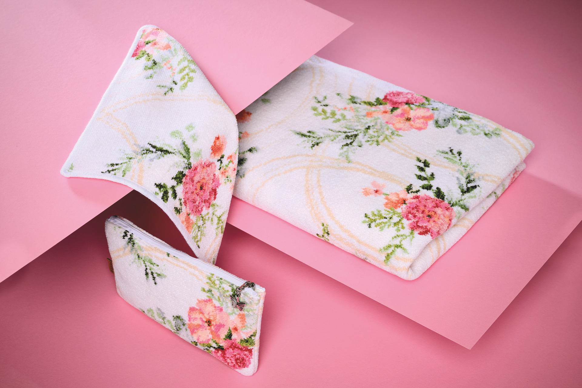 Premium Handtuch mit Blumenmuster – Luxuriöses FEILER Handtuch der Kollektion SWEET FLOWERS in Rosa als Lifestyleaufnahme aus Original FEILER-Chenille, Made in Germany.