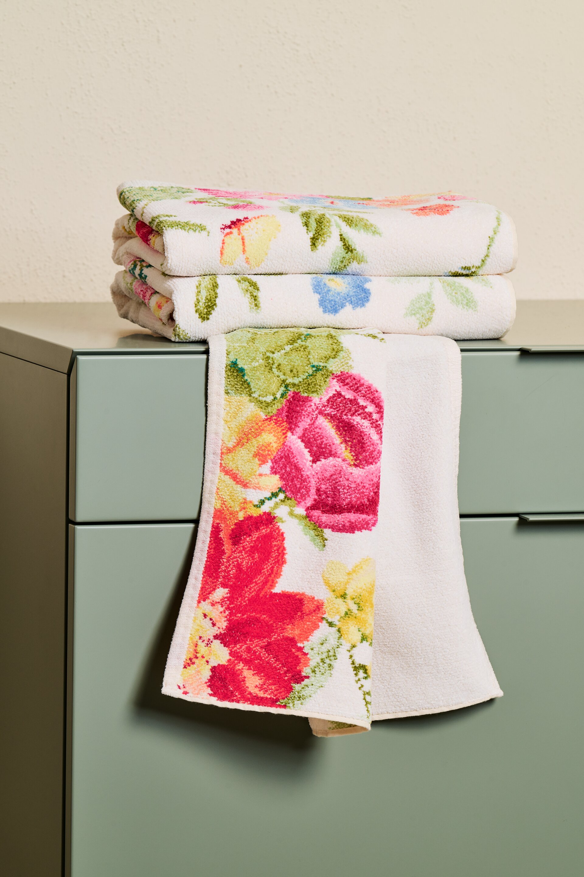 Gestapelte Blumen-Handtücher von FEILER – Luxuriöses FEILER Handtuch der Kollektion SUMMER DAY als Lifestyleaufnahme aus Original FEILER-Chenille, Made in Germany.
