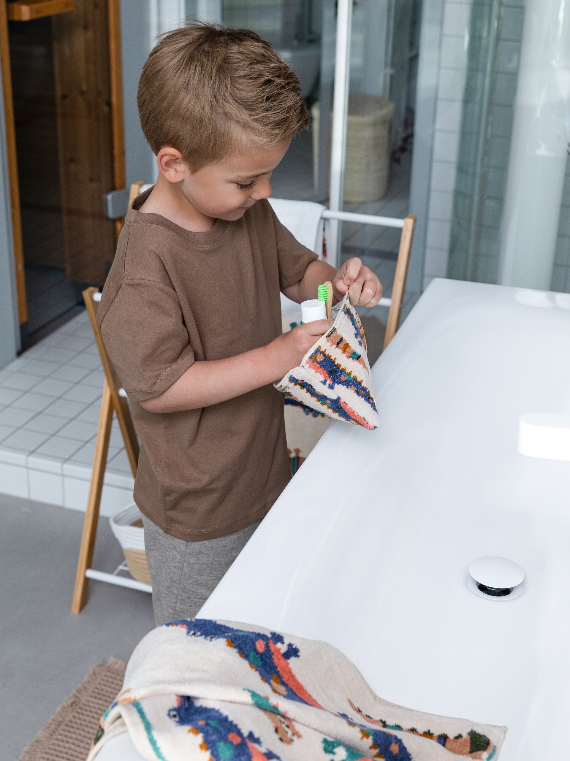 Lifestyle view featuring the FEILER Towel Set from the KROKO collection, made from Original FEILER chenille in Germany