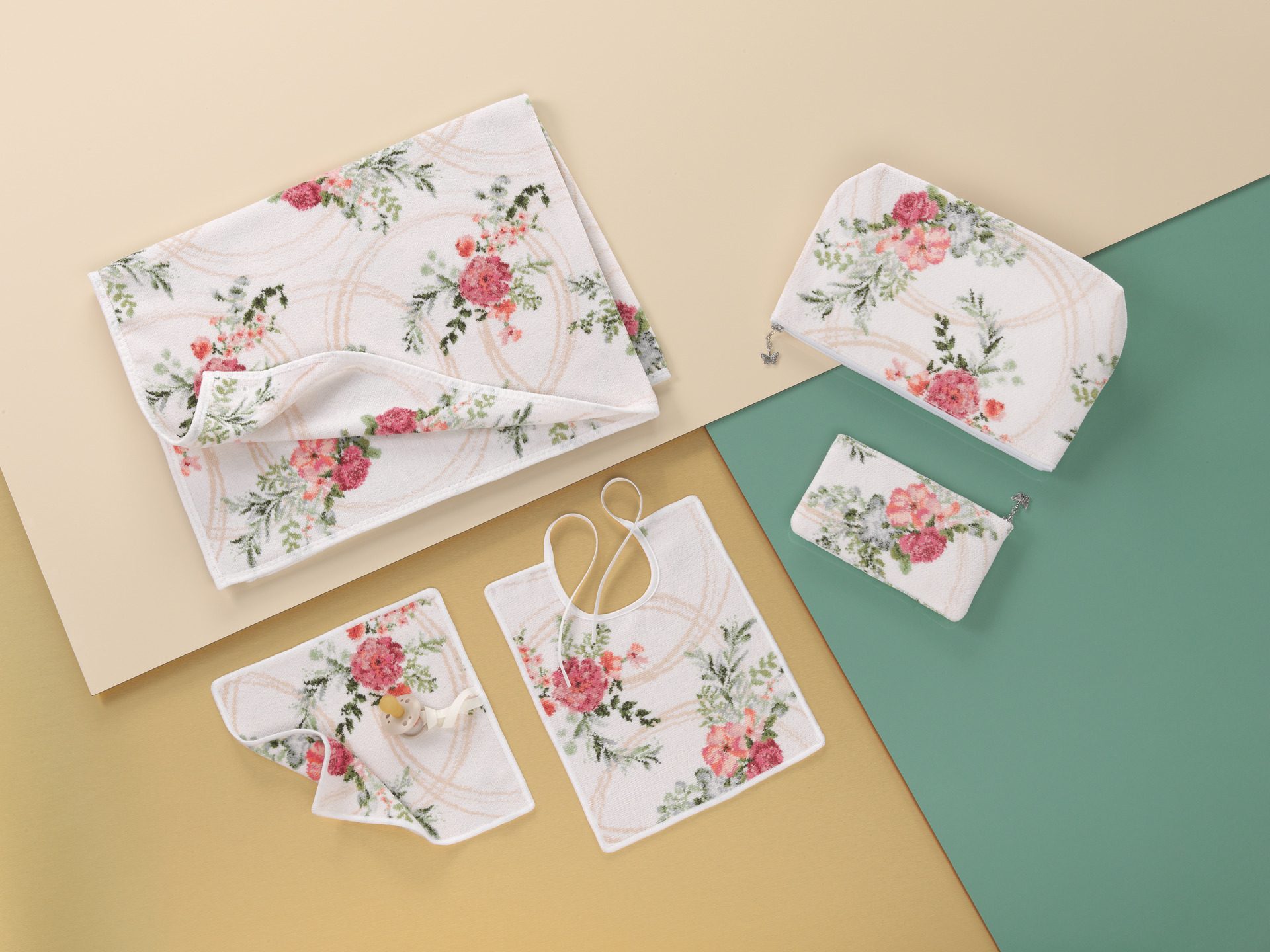 Blumiges Chenille-Set mit Rosenmuster – Luxuriöses FEILER Handtuch der Kollektion SWEET FLOWERS als Lifestyleaufnahme aus Original FEILER-Chenille, Made in Germany.