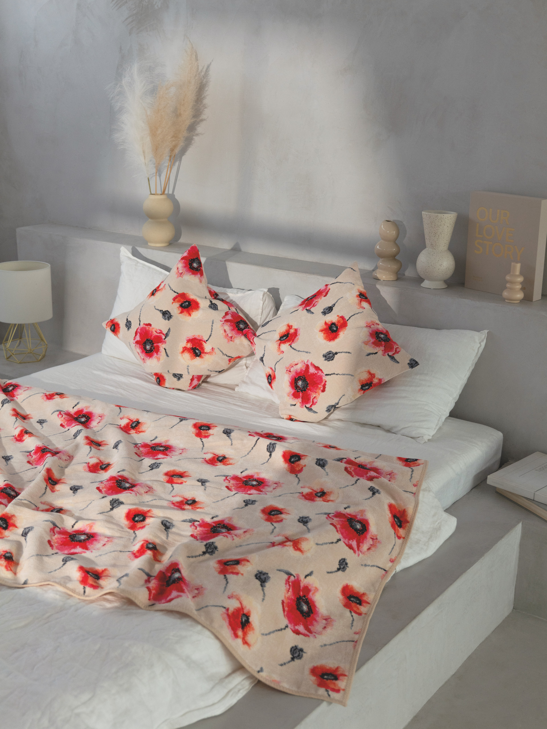 Blumige Chenille-Decke auf Bett – Luxuriöse FEILER Decke der Kollektion KLATSCHMOHN INTERIOR BETT aus Original FEILER-Chenille, Made in Germany.