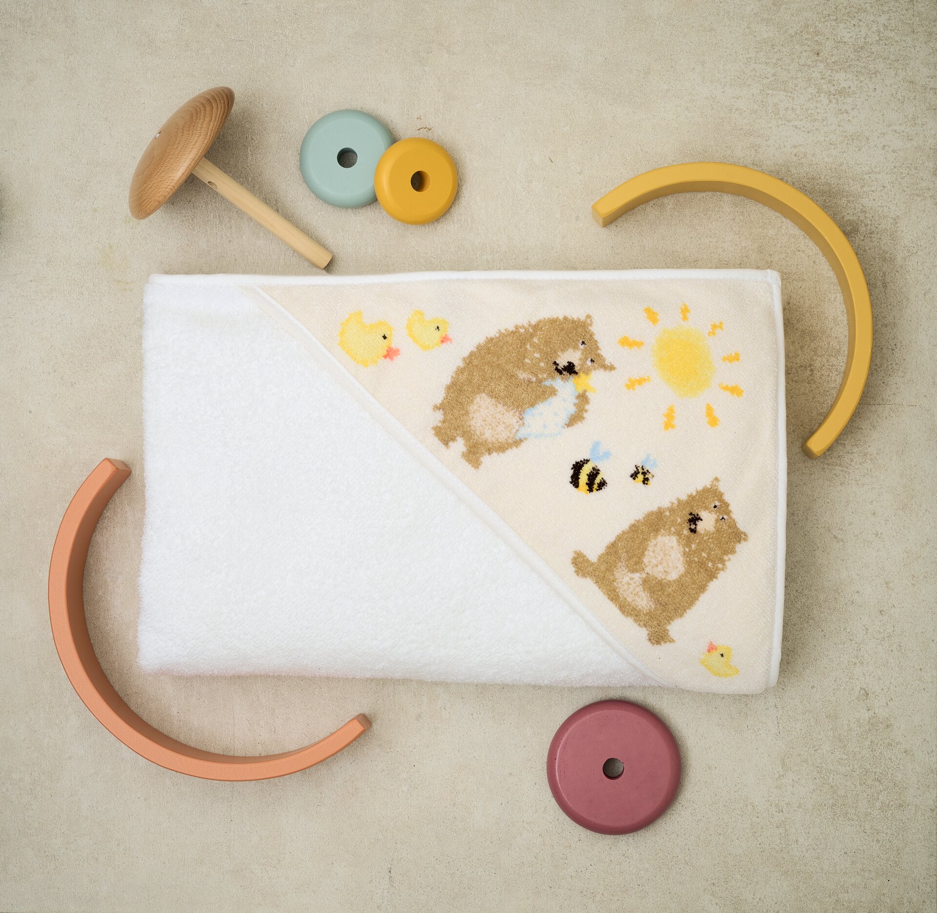 Kapuzenhandtuch mit Tiermotiv in Weiß – Luxuriöses FEILER Handtuch der Kollektion BEN BAER FAMILY als Lifestyleaufnahme aus Original FEILER-Chenille, Made in Germany.