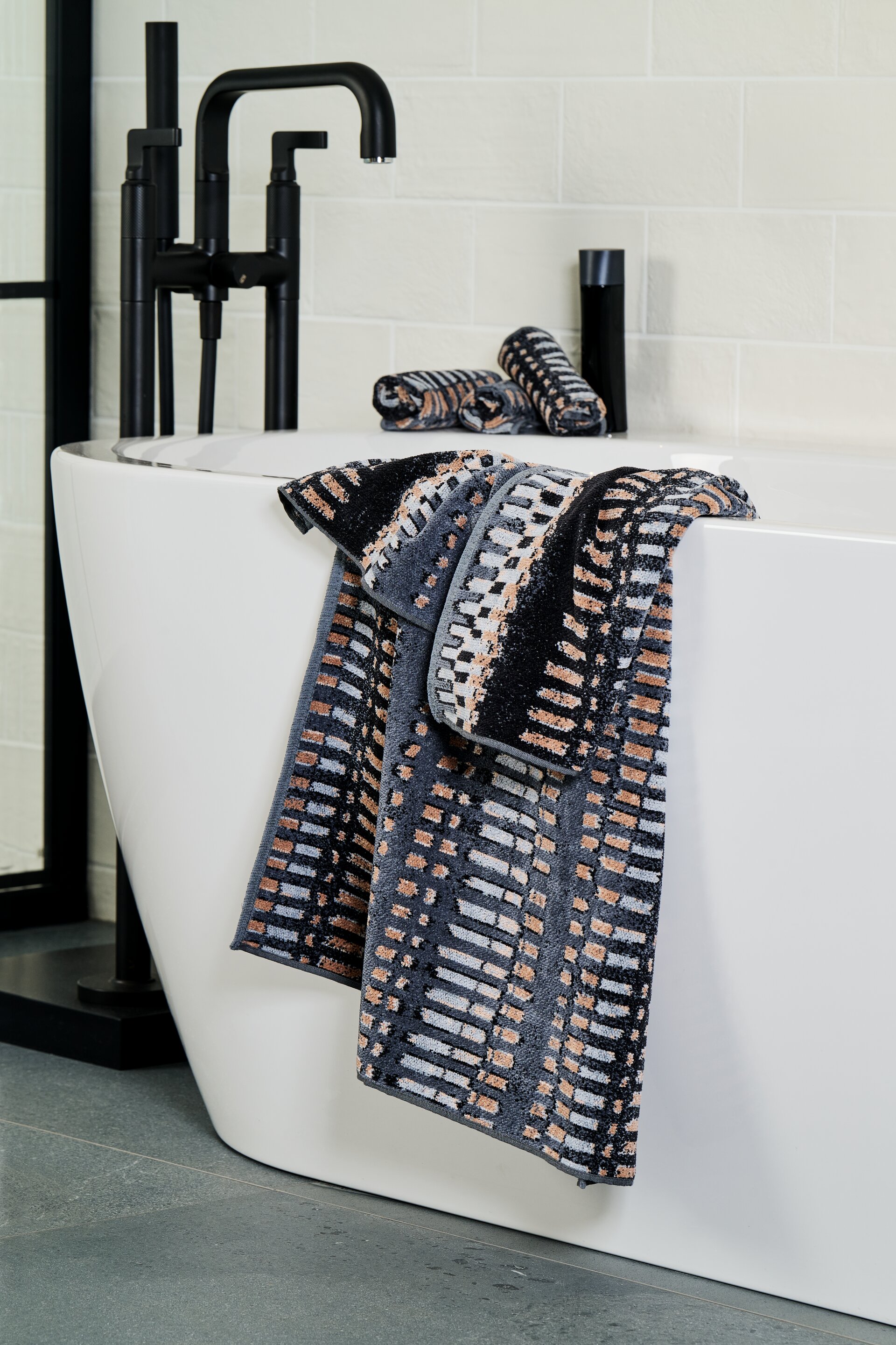 Elegante Chenille-Handtücher im modernen Badezimmer – Luxuriöses FEILER Handtuch der Kollektion BANGKOK als Lifestyleaufnahme aus Original FEILER-Chenille, Made in Germany.