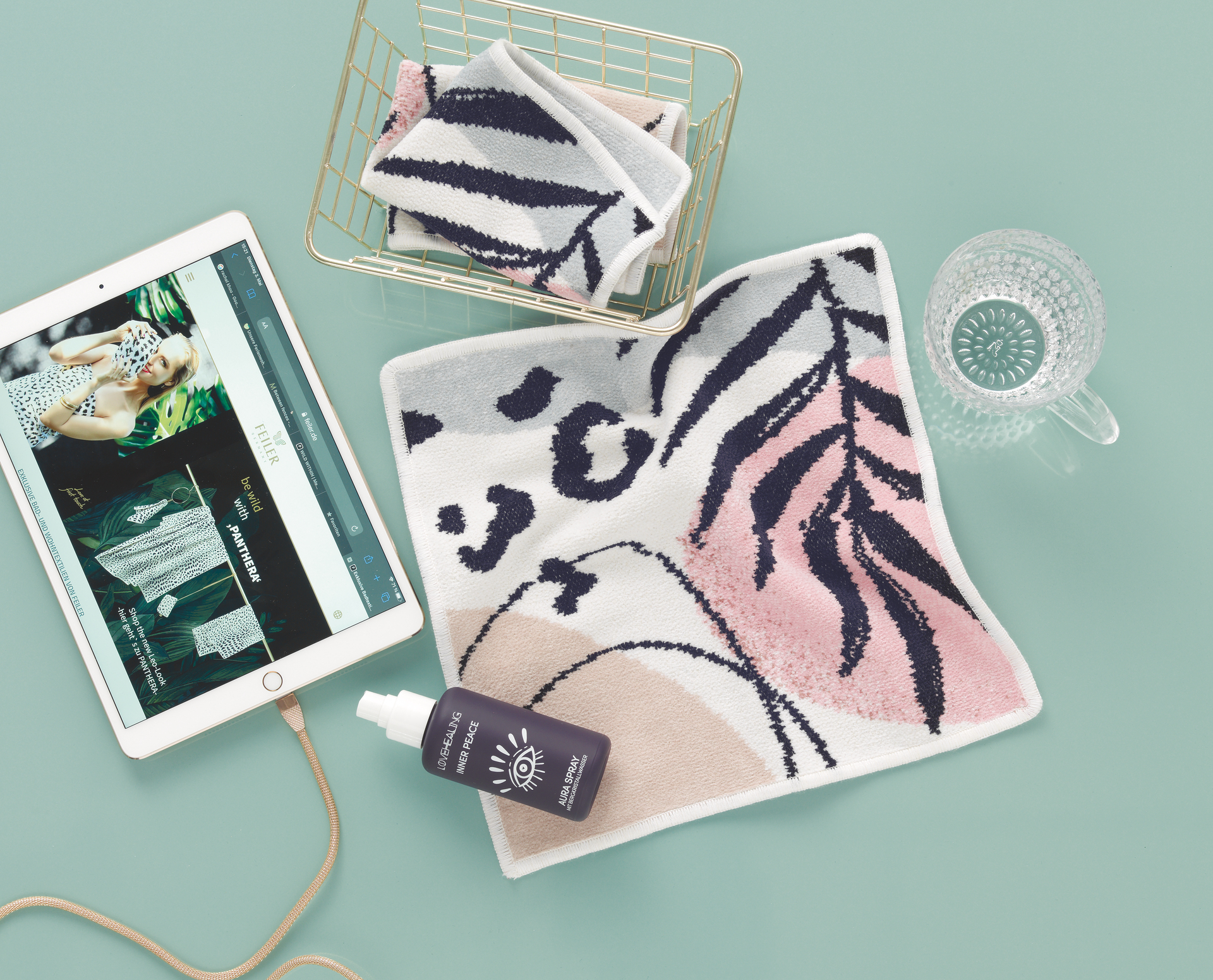 Chenille-Handtuch mit floralem Muster – Luxuriöses FEILER Handtuch der Kollektion STAY WILD als Lifestyleaufnahme aus Original FEILER-Chenille, Made in Germany.