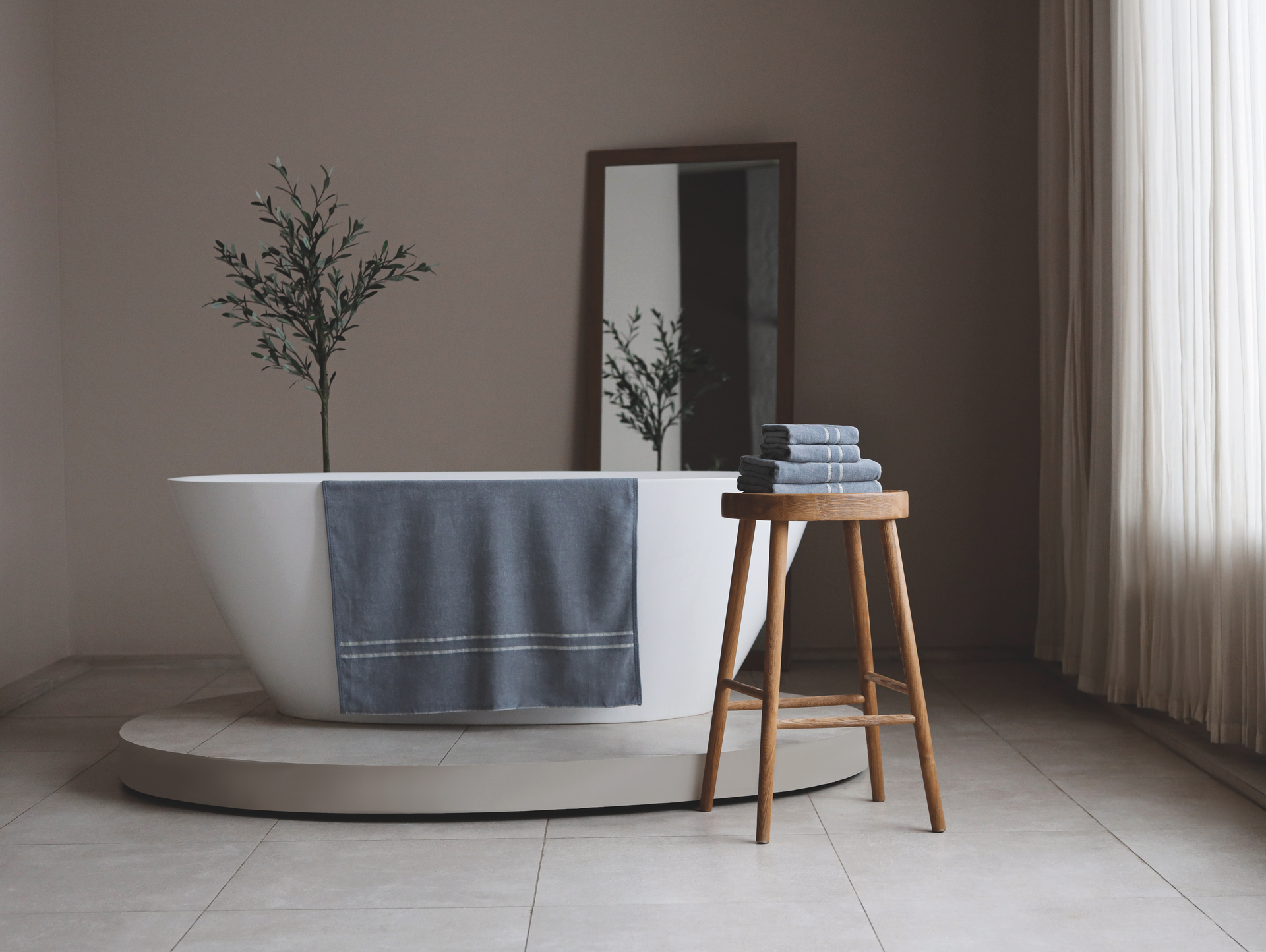 Elegantes Badezimmer mit Handtüchern – Luxuriöses FEILER Handtuch der Kollektion LA GLAMOUR in Grau als Lifestyleaufnahme aus Original FEILER-Chenille, Made in Germany.
