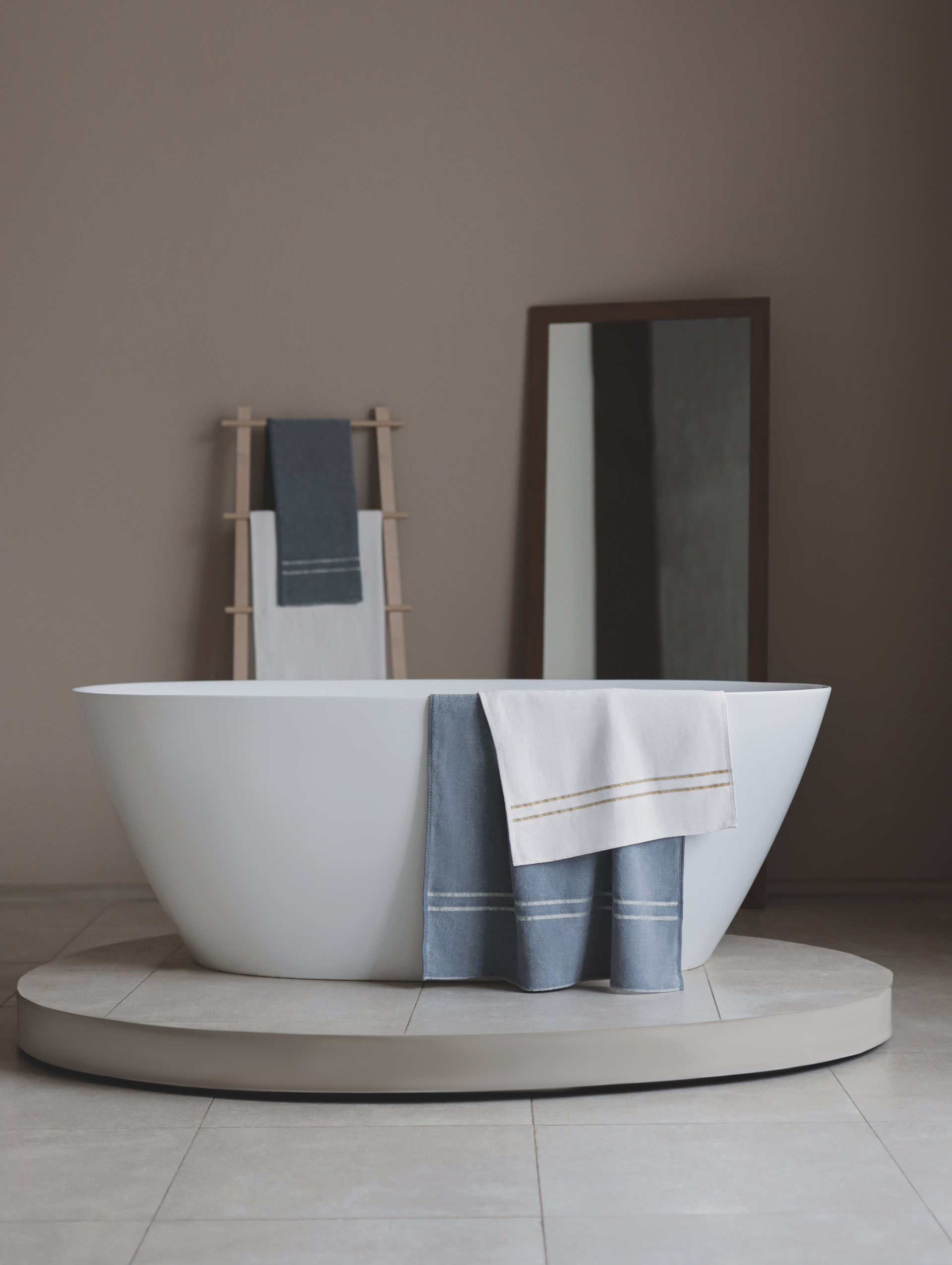 Edle Handtücher für Ihr Badezimmer – Luxuriöses FEILER Handtuch der Kollektion LA GLAMOUR als Lifestyleaufnahme aus Original FEILER-Chenille, Made in Germany.