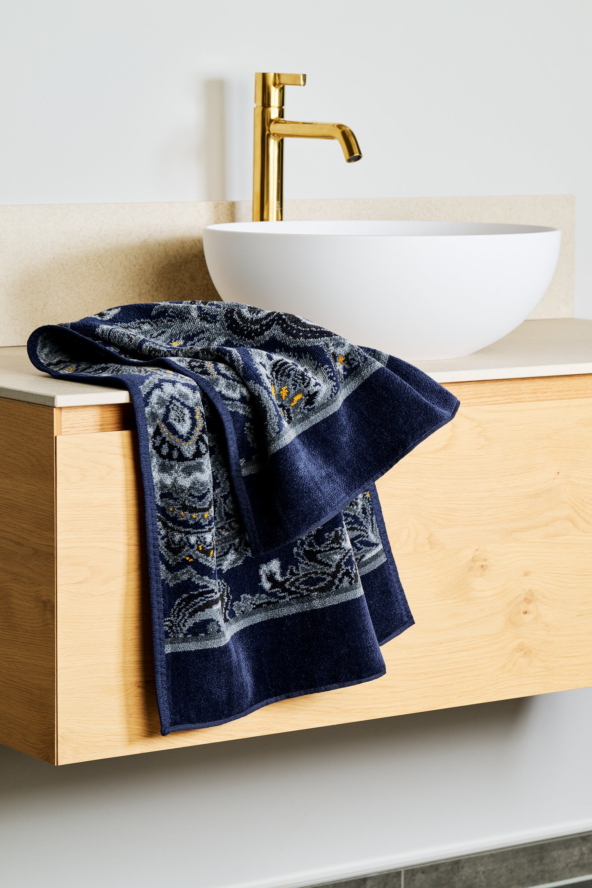 Stilvolle Badezimmerdekoration mit FEILER Handtüchern – Luxuriöses FEILER Handtuch der Kollektion DJAMAL als Lifestyleaufnahme aus Original FEILER-Chenille, Made in Germany.