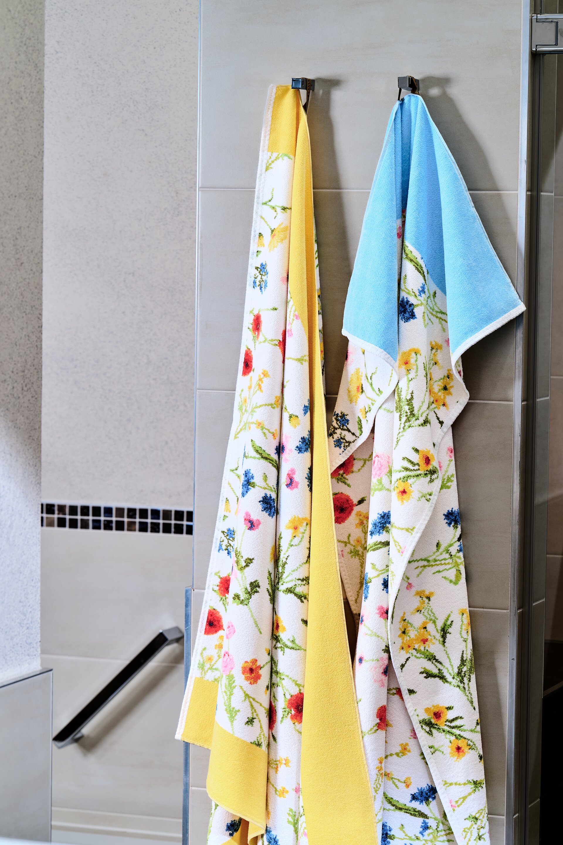 High-quality FEILER hand towel in a lifestyle setting, made from Original FEILER chenille, crafted in Germany.