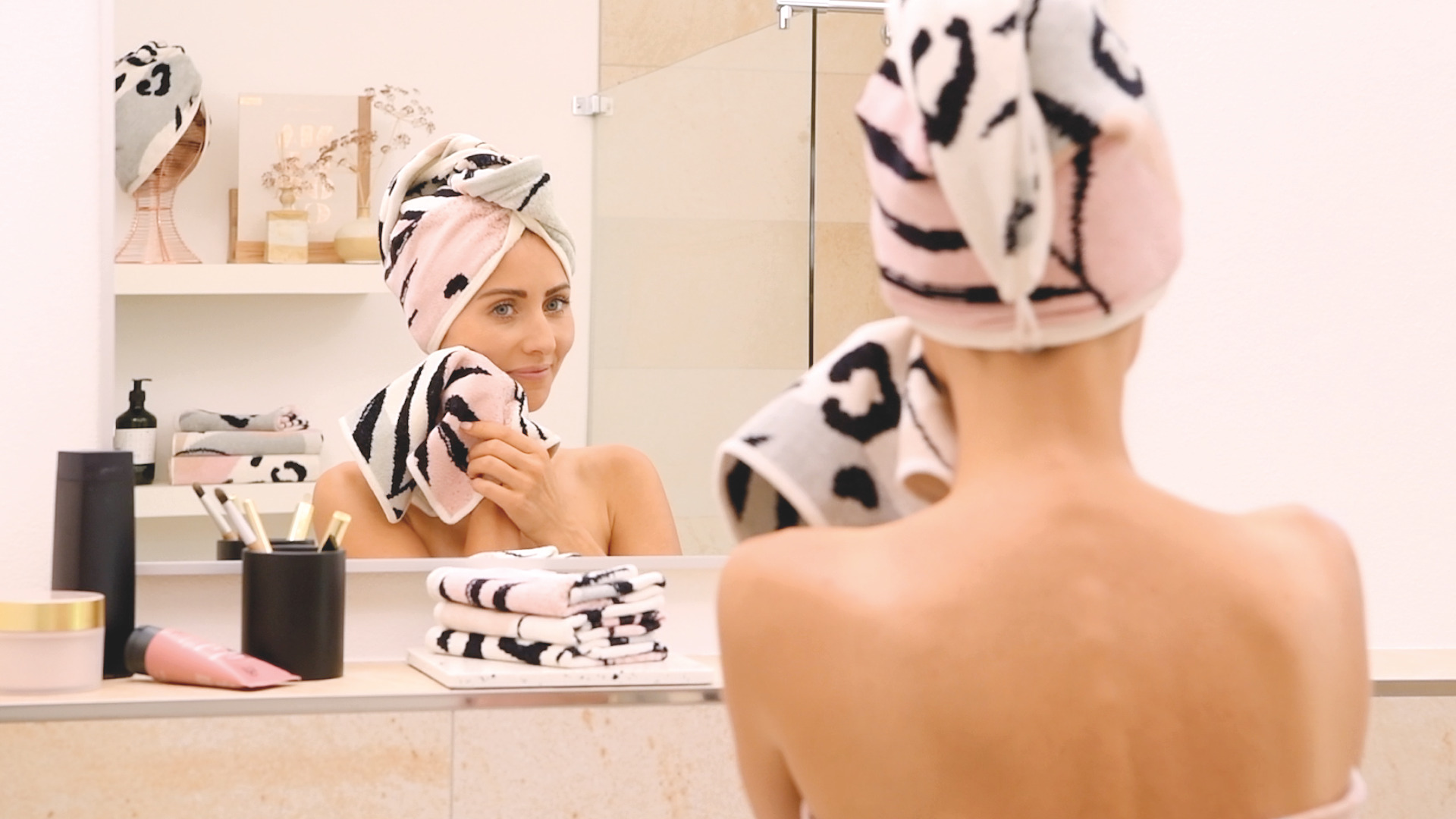 Wellness-Momente mit weichem Handtuch – Luxuriöses FEILER Handtuch der Kollektion STANDBILD STAY WILD BEAUTY TOWEL LINKS aus Original FEILER-Chenille, Made in Germany.