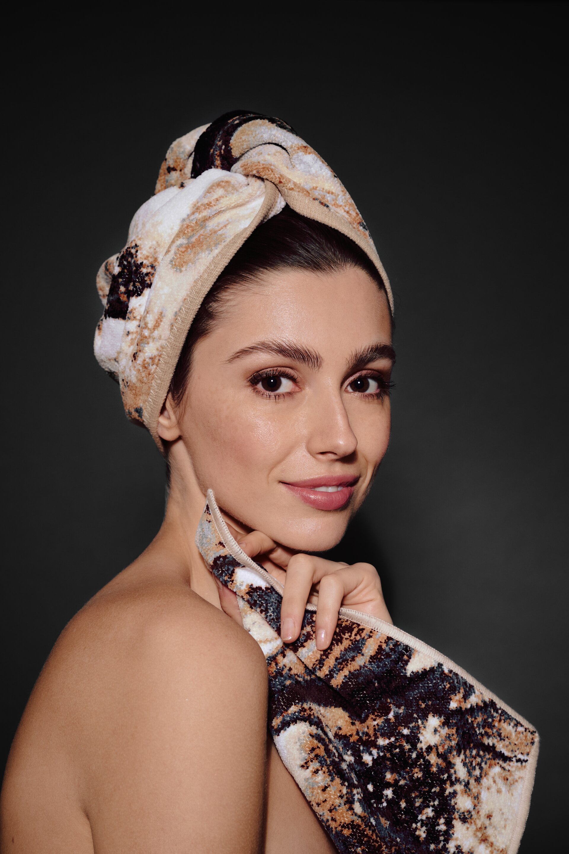Lifestyle view featuring the FEILER Beauty Cloth from the PETRICHOR collection, size 30 × 30 cm, made from Original FEILER chenille in Germany, lifestyle image.