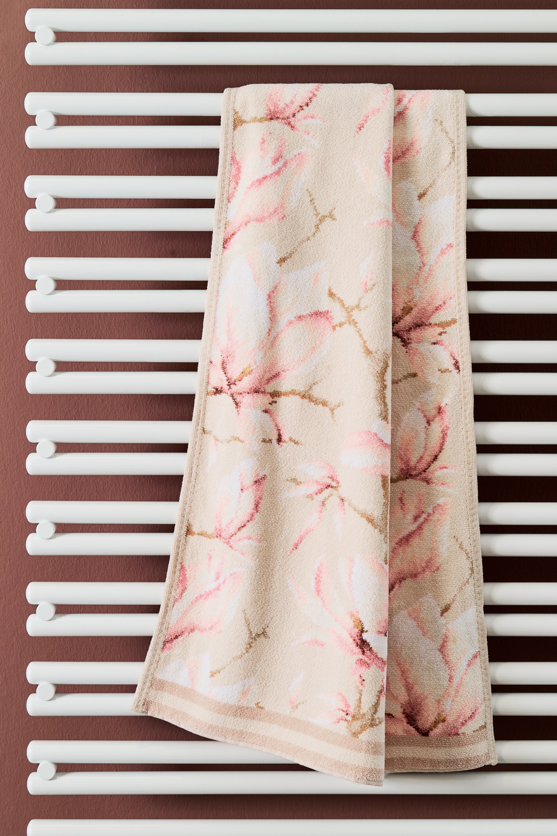 Zartes Handtuch mit Magnolienmuster von FEILER – Luxuriöses FEILER Handtuch der Kollektion BELLE FLEUR als Lifestyleaufnahme aus Original FEILER-Chenille, Made in Germany.